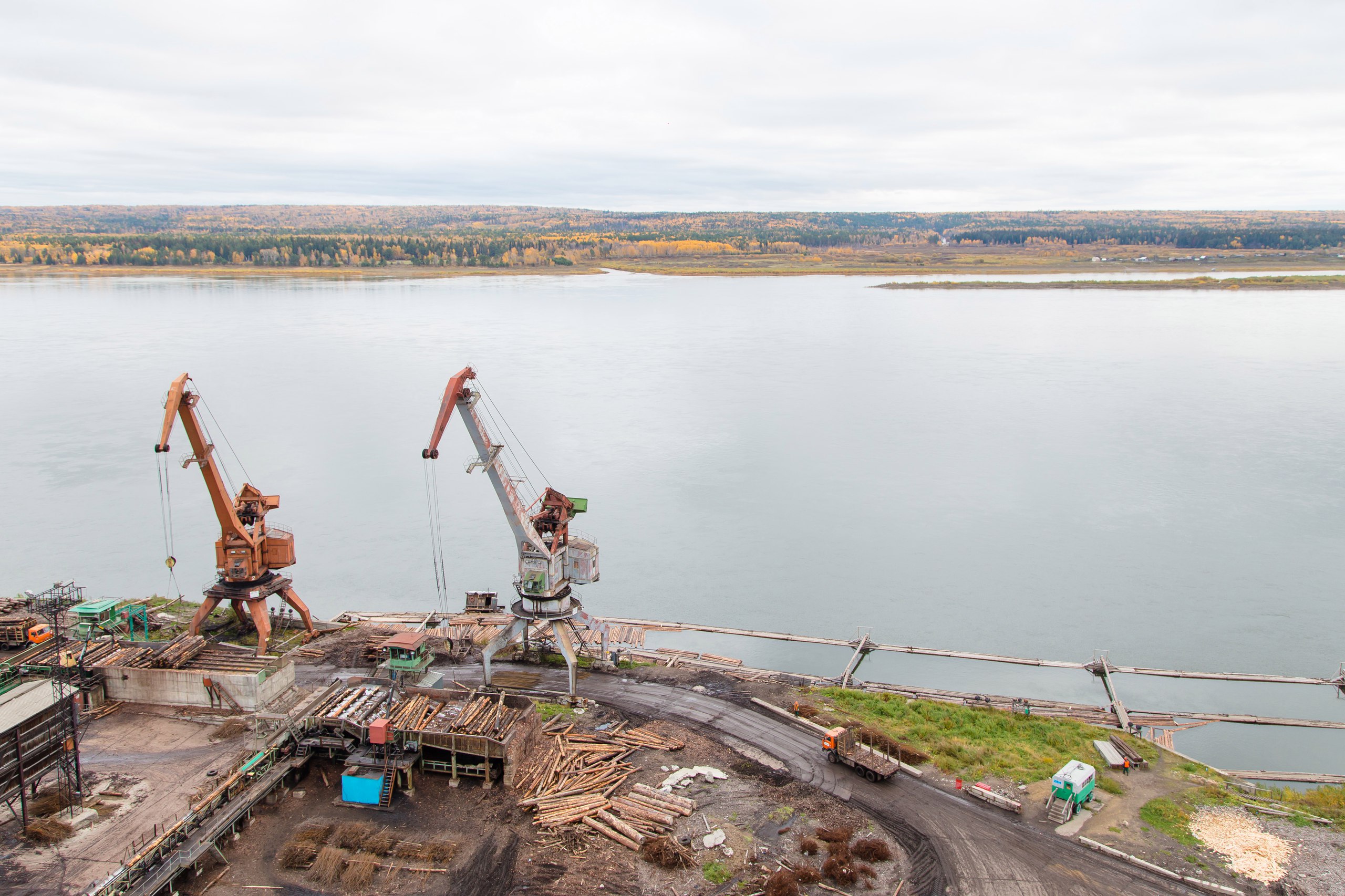 Руководство Сегежского ЦБК опровергает информацию о выбросе фенола в озеро Карелии, но признает факт  технического сбоя