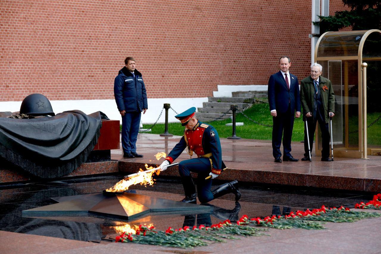 Частица Вечного огня отправилась от стен Кремля на мемориал энергетикам-героям, который откроют в субботу 