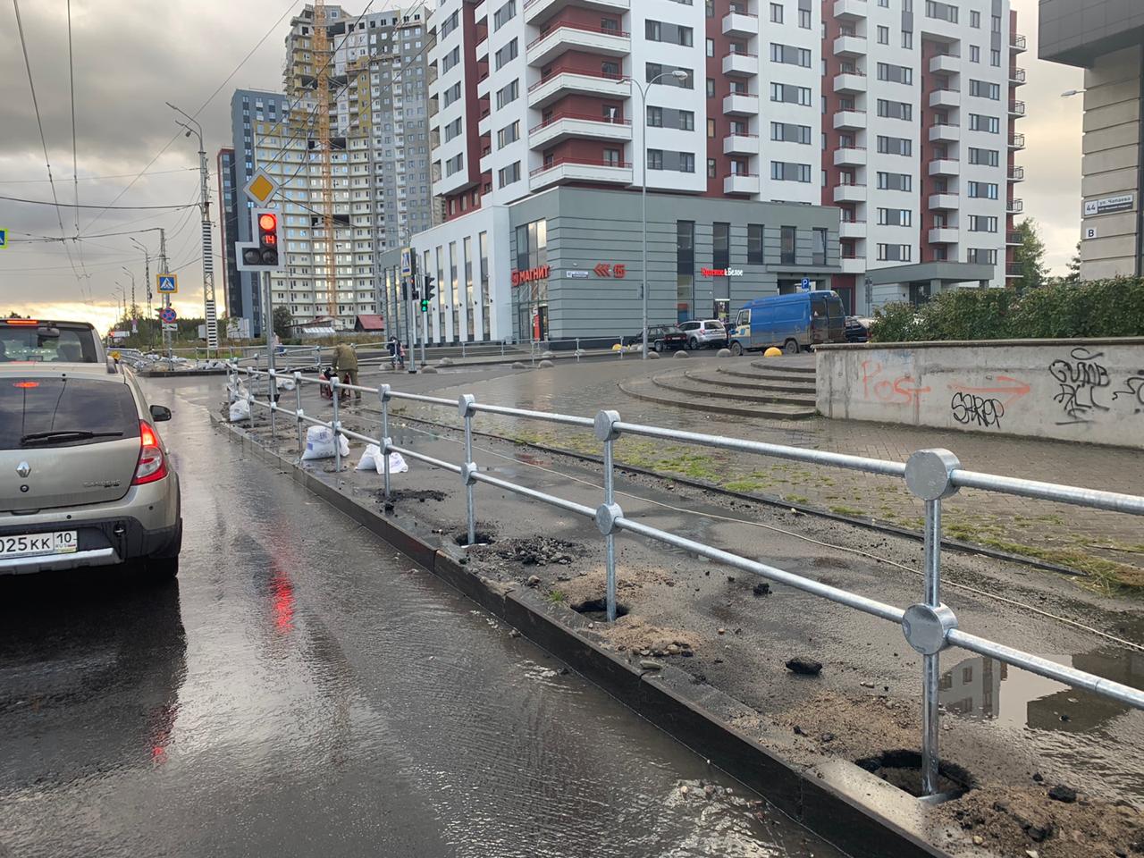 После установки ограждения на проспекте в Петрозаводске новые тротуары остались с дырами (ФОТОФАКТ) 