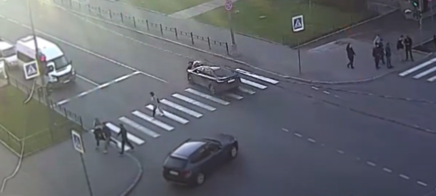 Пешеход попал под колеса автомобиля в центре Петрозаводска (ВИДЕО)