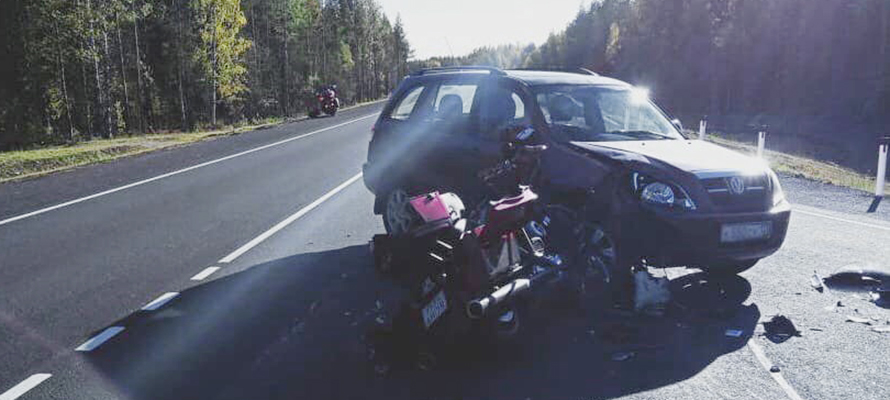В Карелии пенсионер на кроссовере устроил аварию с двумя мотоциклами