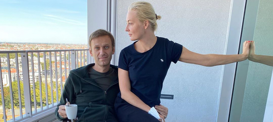 Навального выписали из больницы 

