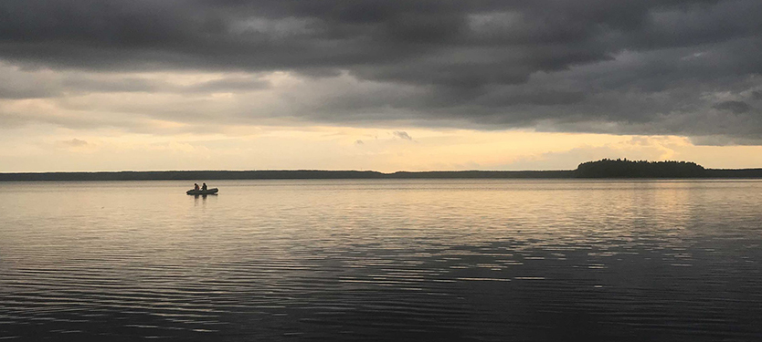 Рыбак, у которого случился инсульт, четыре часа дрейфовал в Онежском озере