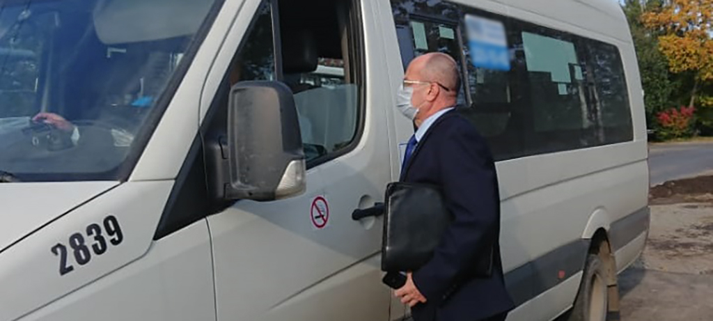 Власти Петрозаводска рекомендуют пассажирам в автобусах полностью закрывать нос и рот маской
