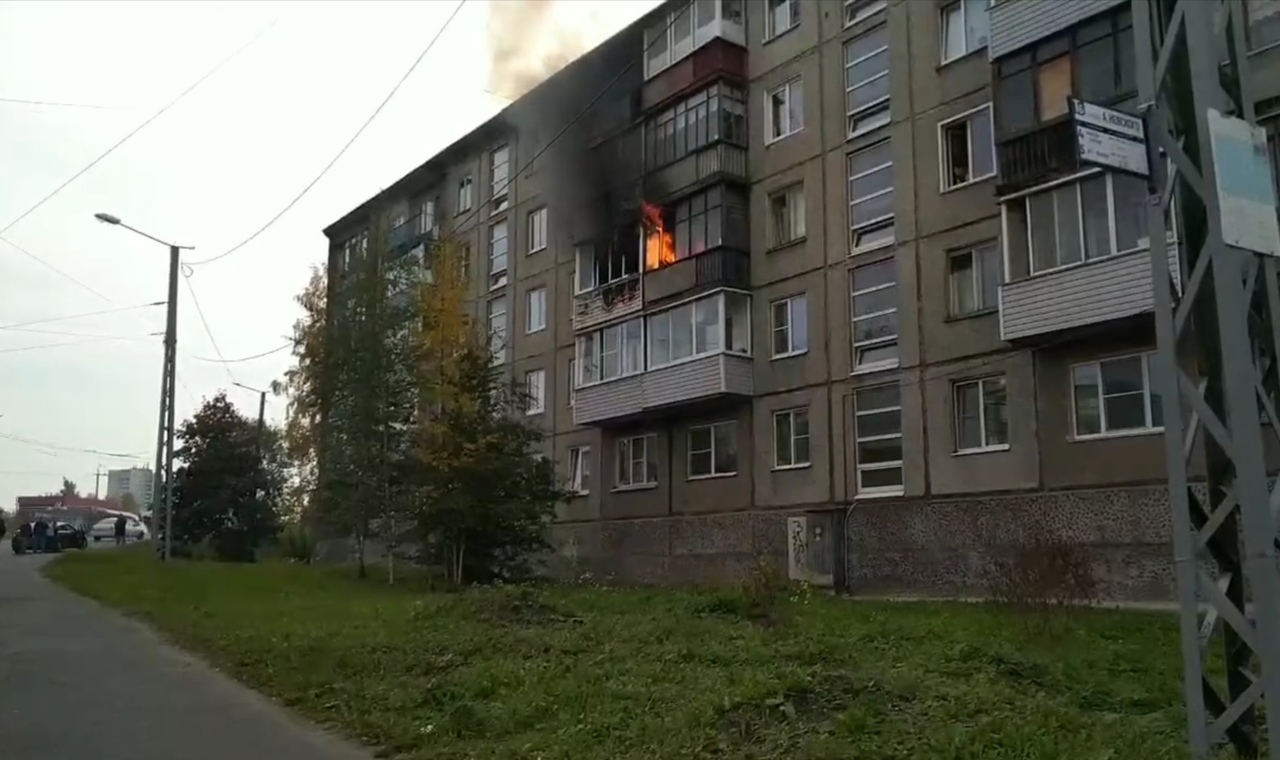 В Петрозаводске 12 пожарных тушили квартиру в пятиэтажном доме (ВИДЕО) 