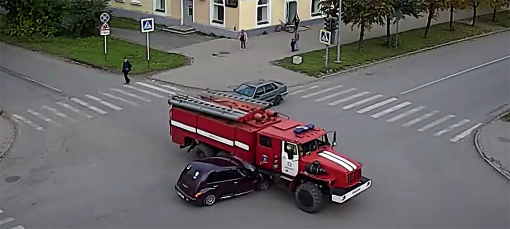 В Карелии водитель на иномарке протаранил пожарную машину, спешившую на вызов (ВИДЕО)