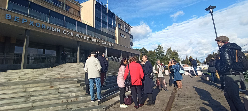 Верховный карелия. Сегодняшние фото около городского суда Петрозаводск.