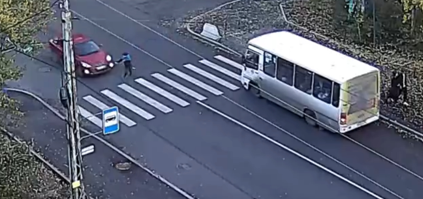 Появилась запись, как иномарка в Петрозаводске сбила выбежавшего на дорогу подростка (ВИДЕО)