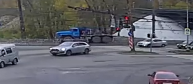 Грузовик вылетел на тротуар в Петрозаводске (ВИДЕО)