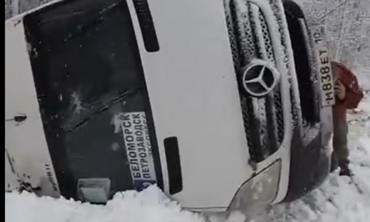Автобус с пассажирами упал в кювет на севере Карелии