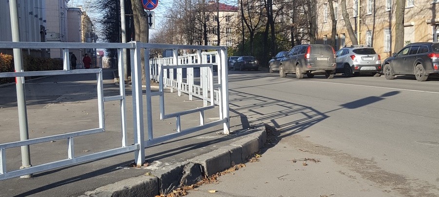 Установленные в центре Петрозаводска ограждения закрыли обзор для автомобилистов
