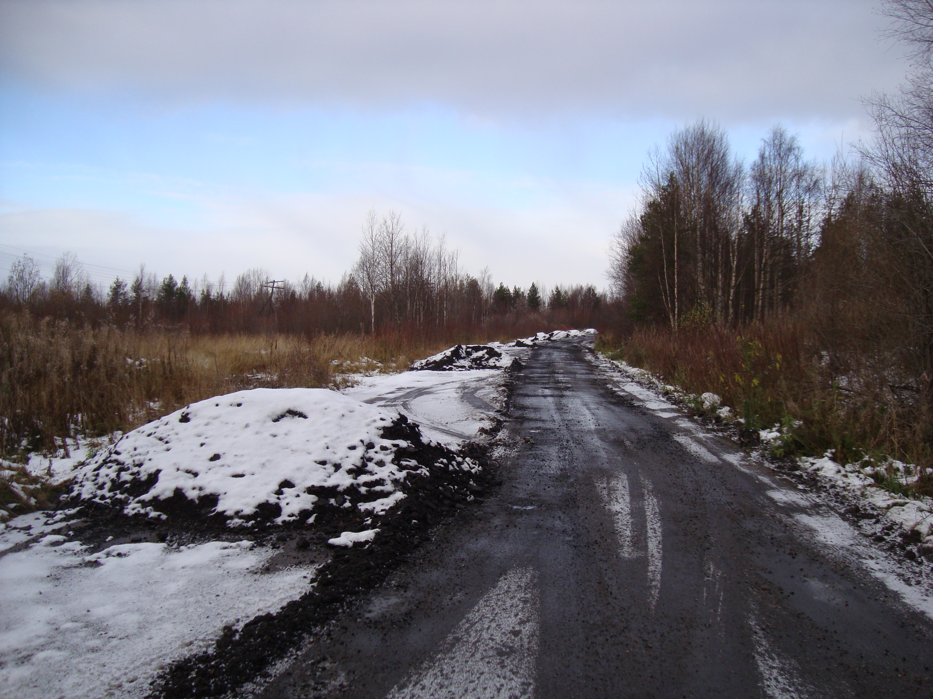В Карелии дорога с кучами асфальта уходит под снег (ФОТО)