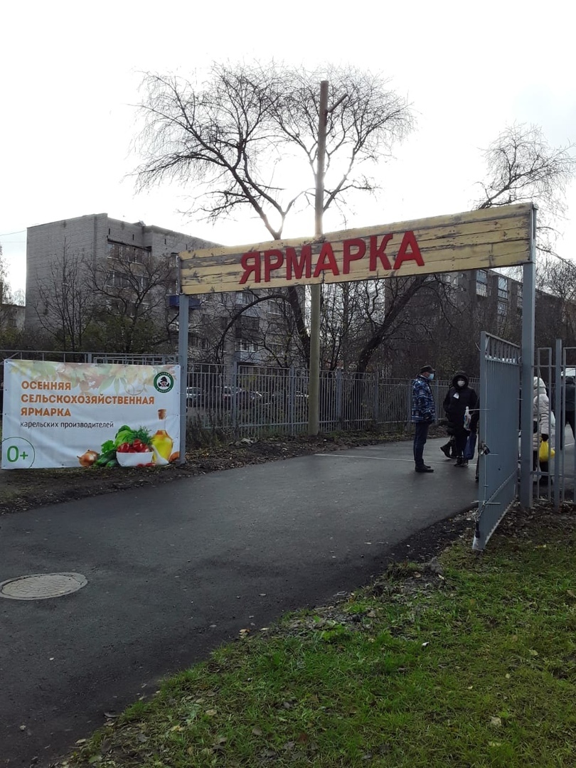 Посетителей сельхозярмарки в Петрозаводске проверяют на соблюдение масочного режима