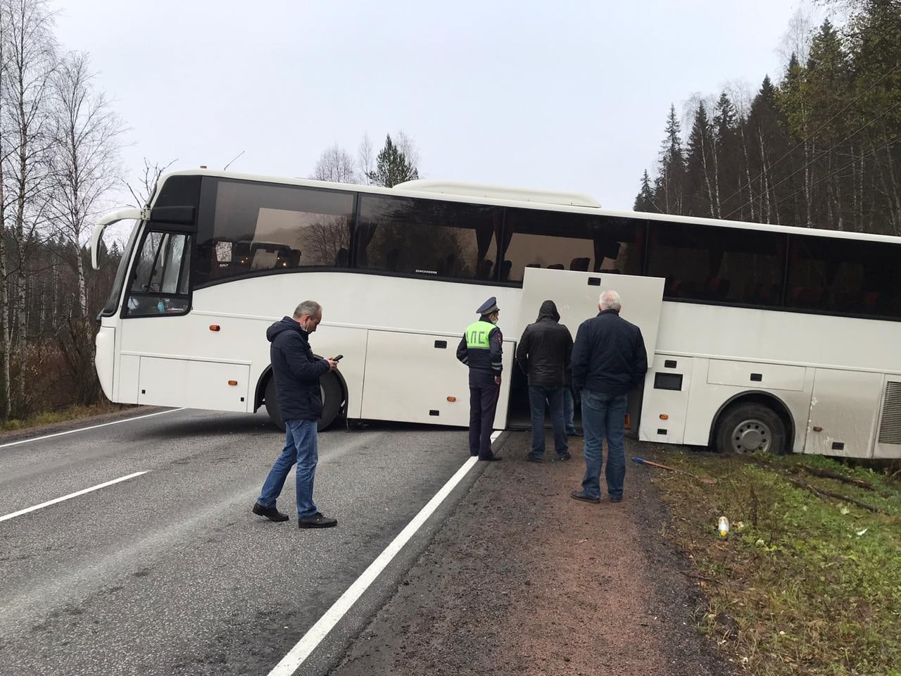 Автобус с туристами перекрыл федеральную трассу в Карелии