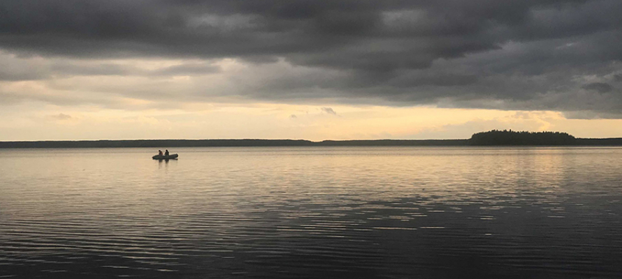 Рыбака на резиновой лодке ищут в Ладожском озере четвертые сутки