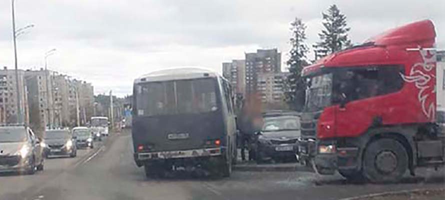 Легковой автомобиль "затерло" между фурой и автобусом у заправки в Петрозаводске (ВИДЕО)