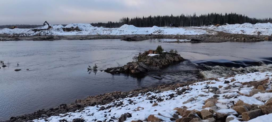 Комиссия подтвердила загрязнение нефтепродуктами реки Чиркка-Кемь после аварии на Белопорожских ГЭС  