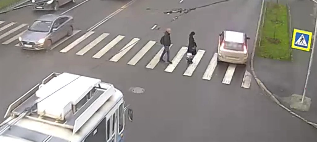 ГИБДД ищет таксиста, который проехал по перекрестку в Петрозаводске задним ходом (ВИДЕО)
