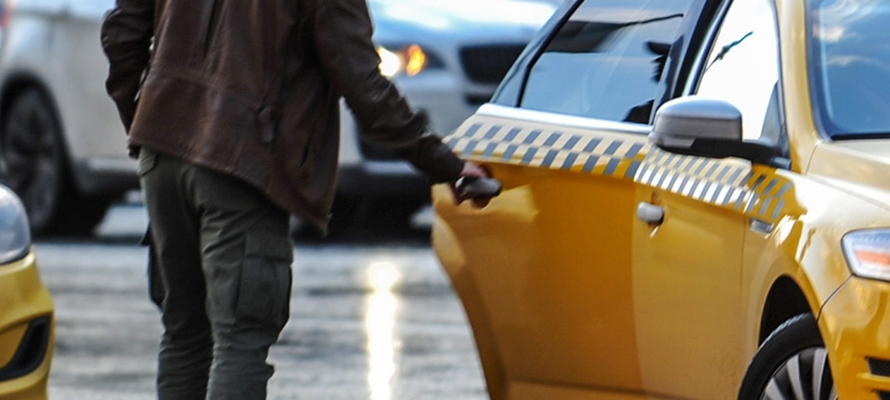 Таксист в Петрозаводске присвоил забытую пассажиром барсетку с деньгами - теперь его ждет наказание