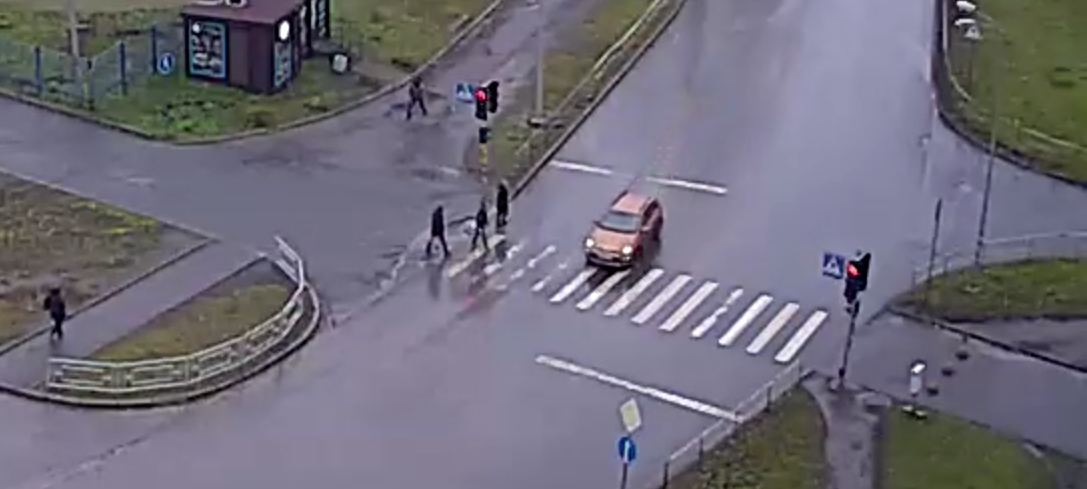 В Петрозаводске разыскивают водителя-нарушителя, чуть не сбившего пешеходов на "зебре" (ВИДЕО)