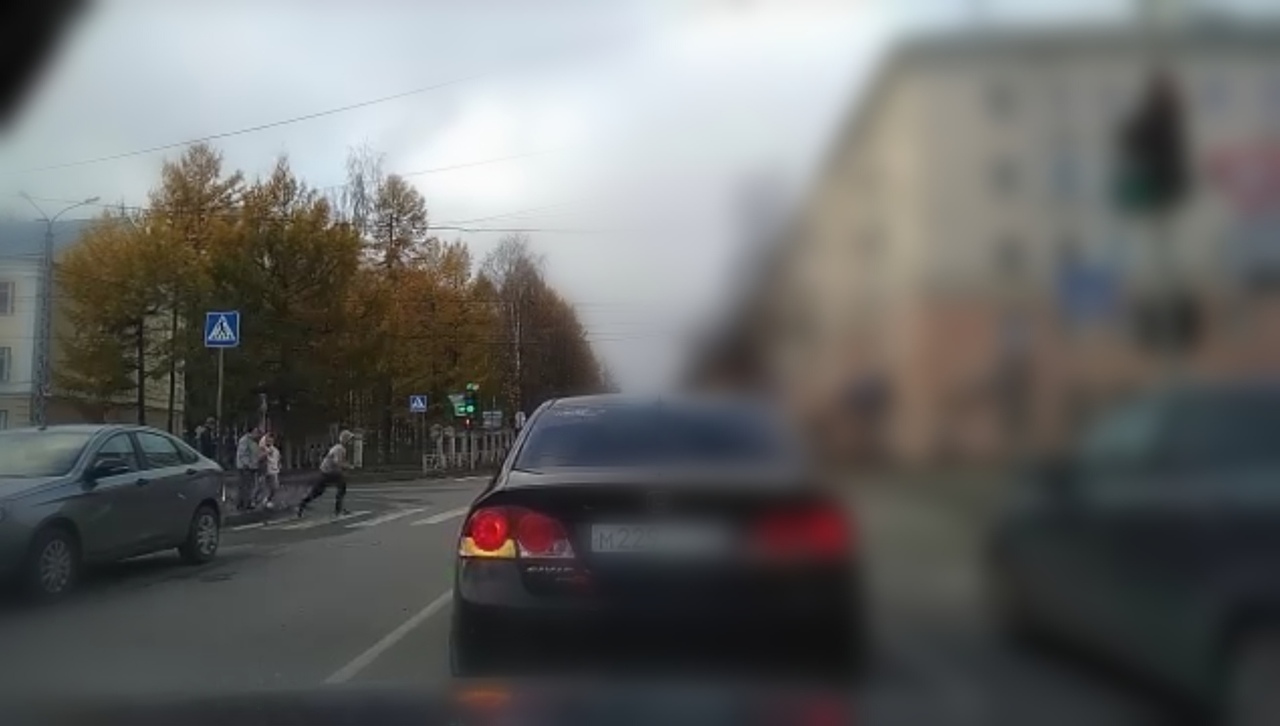Подростки устроили опасные игры на дороге в Петрозаводске (ВИДЕО)