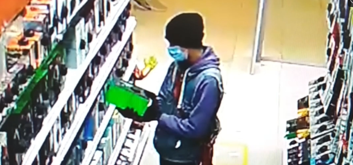 Человек в медицинской маске украл два ноутбука из магазина в Петрозаводске (ВИДЕО)