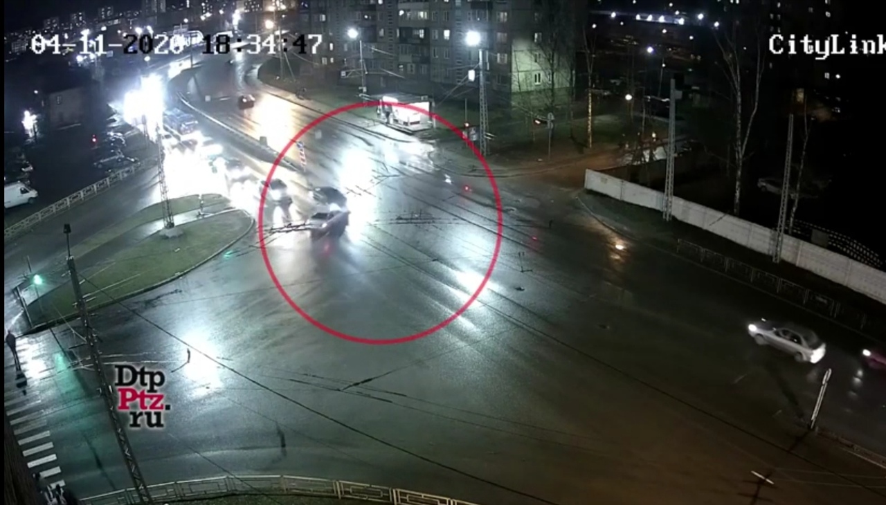 Автомобиль вылетел на тротуар после ДТП на перекрестке в Петрозаводске (ВИДЕО)