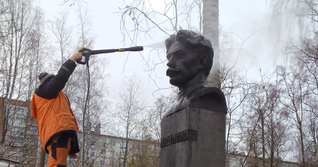 Как памятники Петрозаводска отмывают от городской пыли и грязи (ФОТО)
