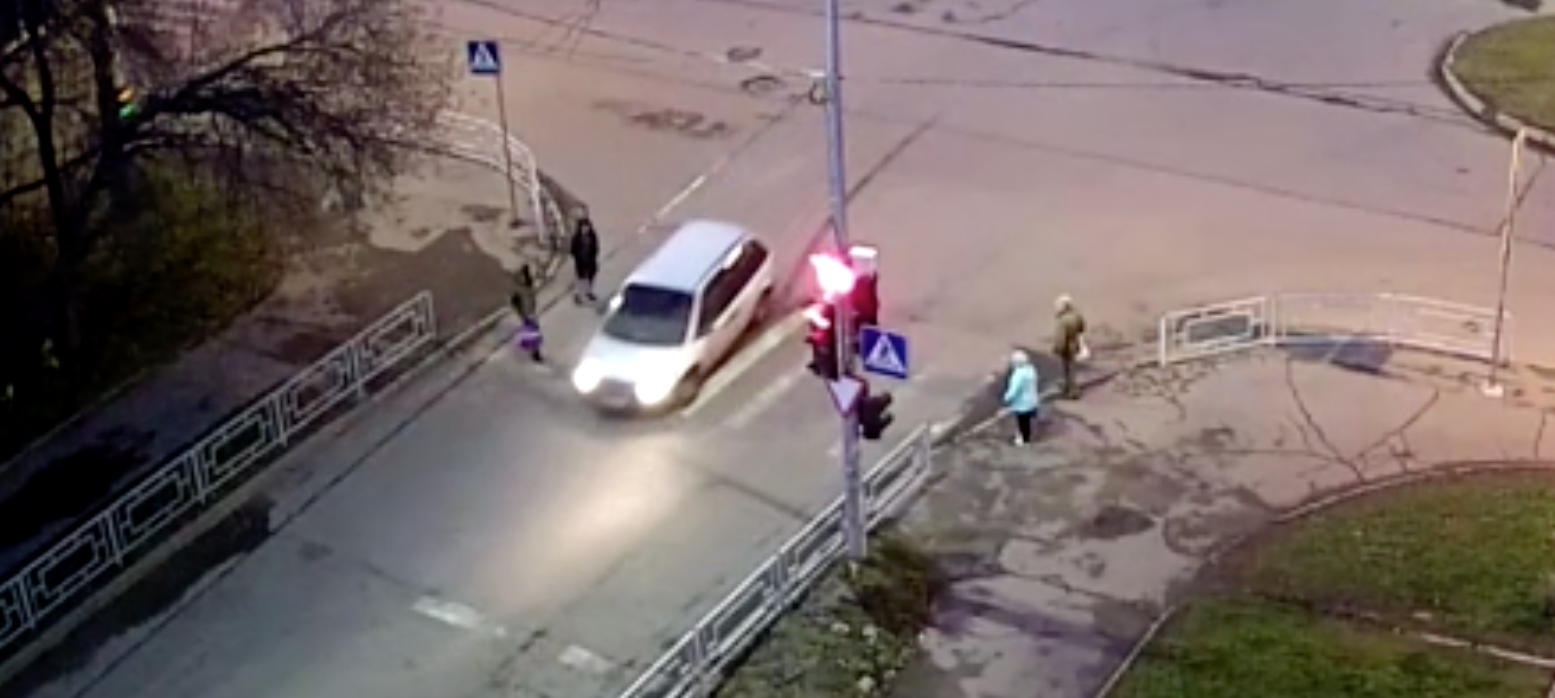 ГИБДД Петрозаводска ищет водителя-нарушителя, который чуть не сбил пешеходов (ВИДЕО)