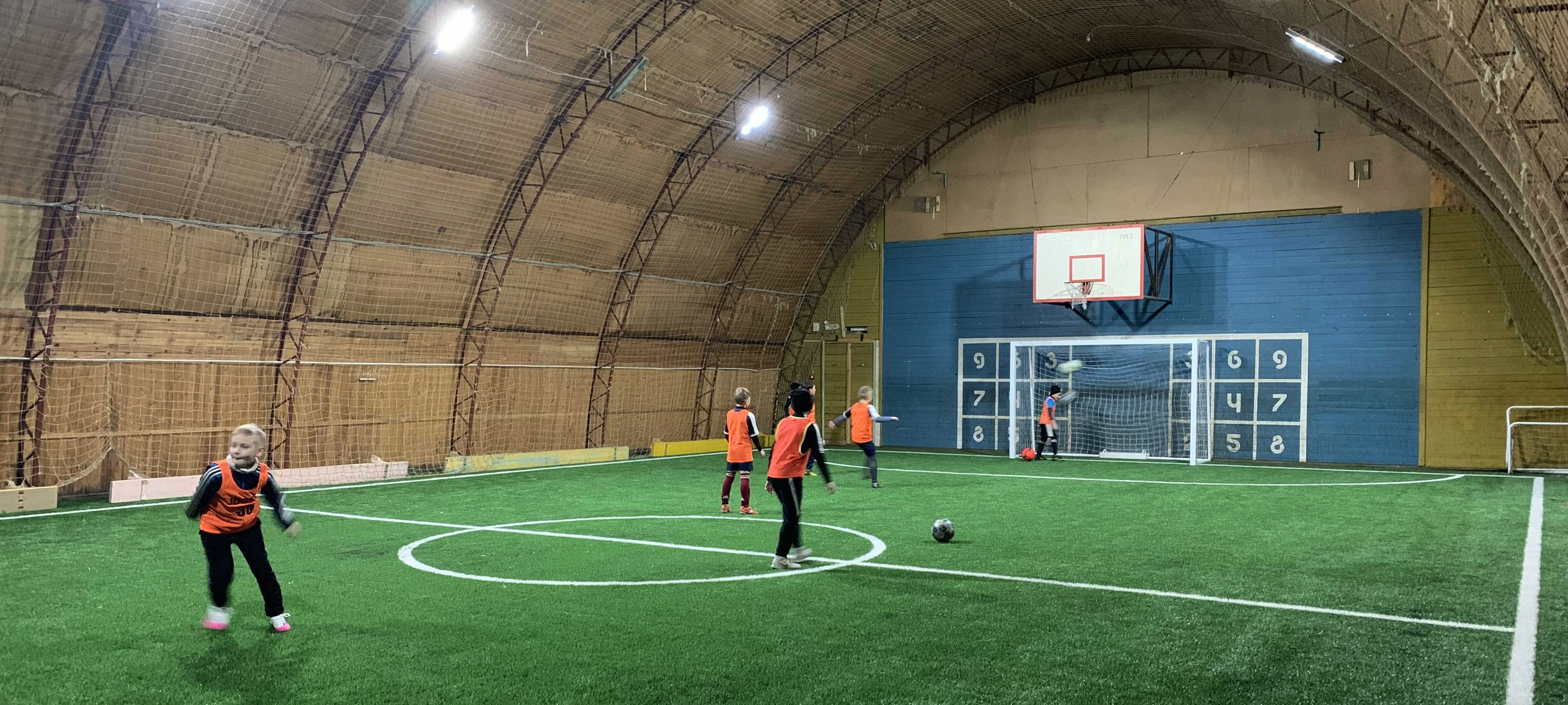 Новое искусственное футбольное поле появилось у спортивной школы в Петрозаводске
