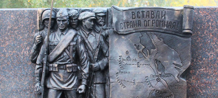 Испорченный вандалами барельеф у стелы воинской славы в Петрозаводске отремонтируют только через месяц
