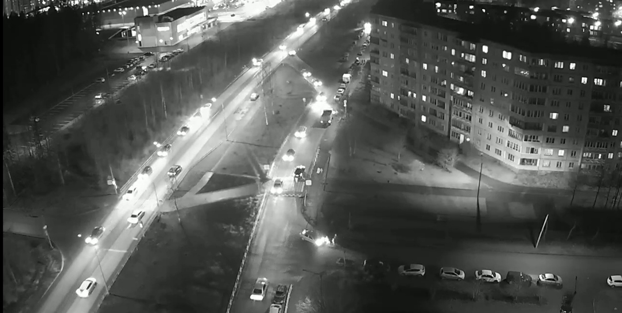 Автомобиль чуть не сбил женщину с коляской на темной улице в Петрозаводске (ВИДЕО)
