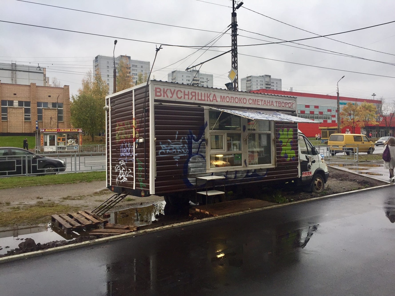 Предприниматель с молочной лавкой на колесах нелегально торгует в  Петрозаводске | СТОЛИЦА на Онего