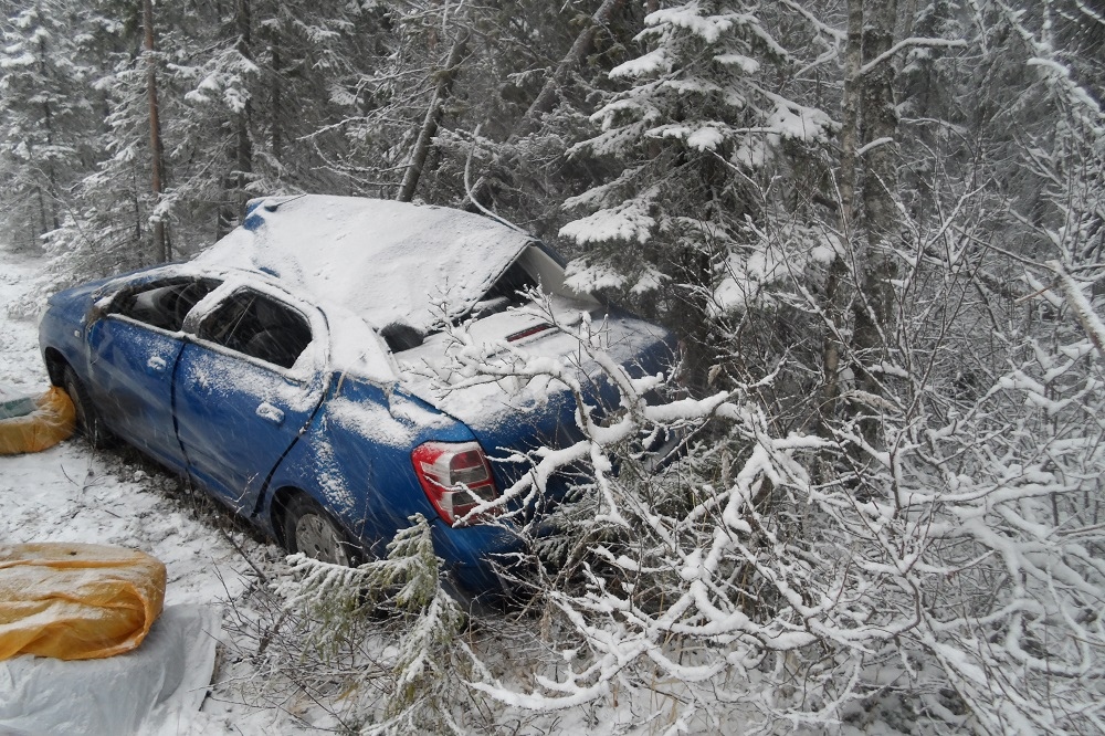 Автомобиль остался без крыши, улетев в кювет на трассе в Карелии (ФОТО)
