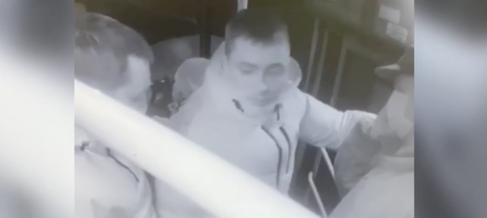 Полиция Петрозаводска опубликовала видео конфликта пассажиров в автобусе, где мужчину жестоко избили