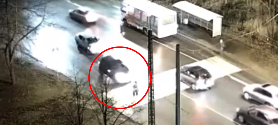 Женщина в Петрозаводске чудом увернулась от автомобиля, попавшего в ДТП (ВИДЕО)