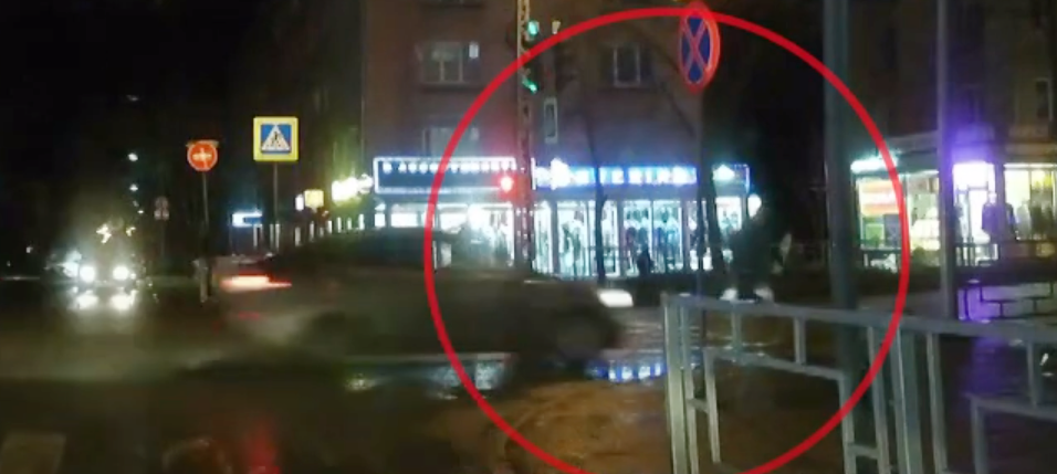 В Петрозаводске автомобиль жестко сбил мужчину, выбежавшего на красный свет (ВИДЕО)