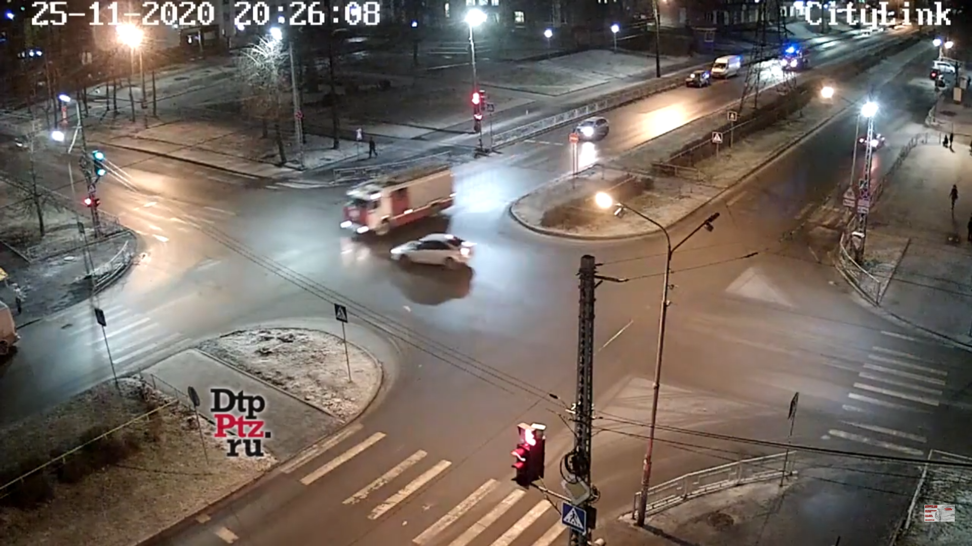 Легковой автомобиль жестко столкнулся с пожарной машиной на перекрестке в Петрозаводске (ВИДЕО) 