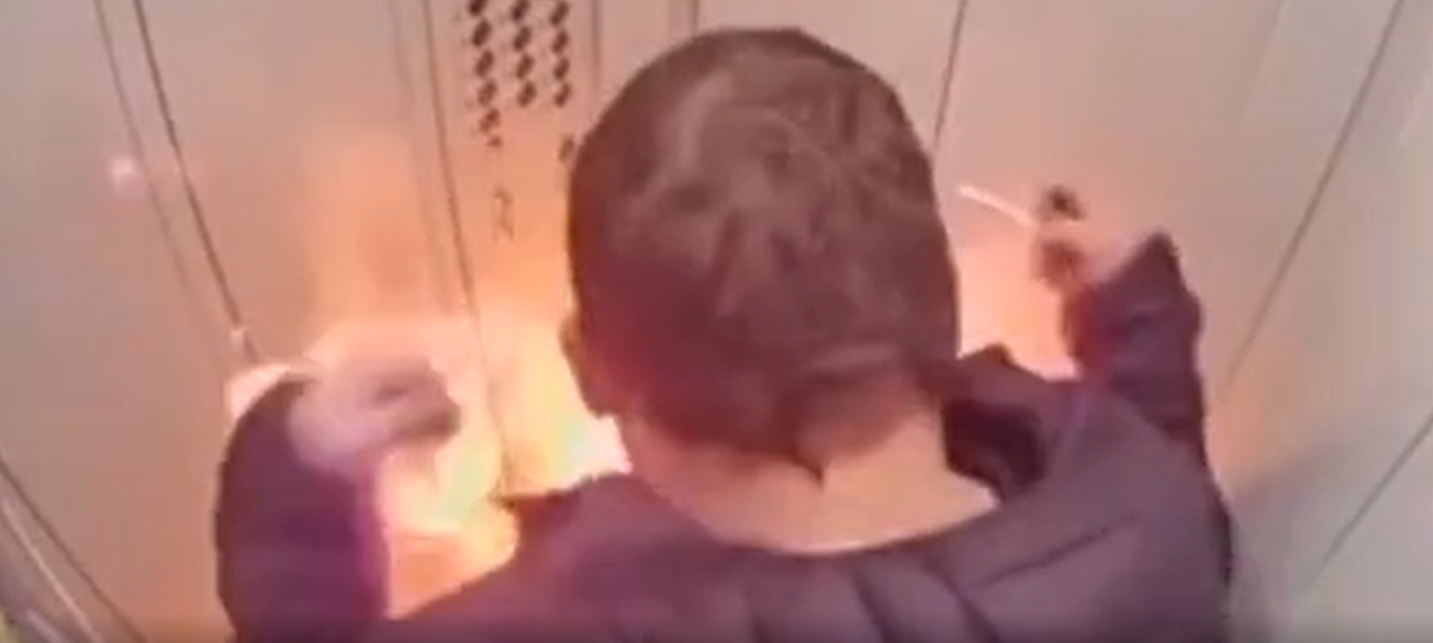 Мужчина случайно поджег себя в лифте (ВИДЕО)