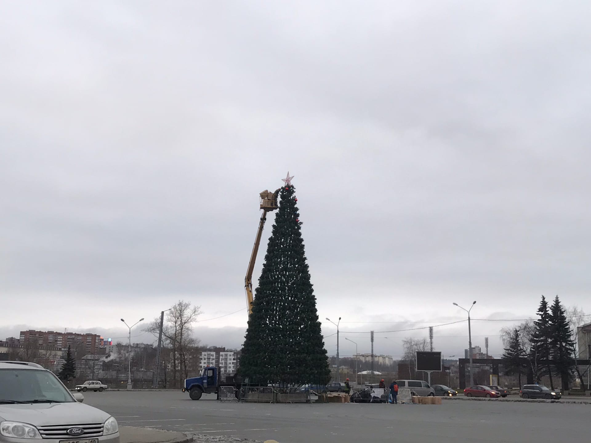 Новогоднюю елку установили в центре Петрозаводска (ФОТО)