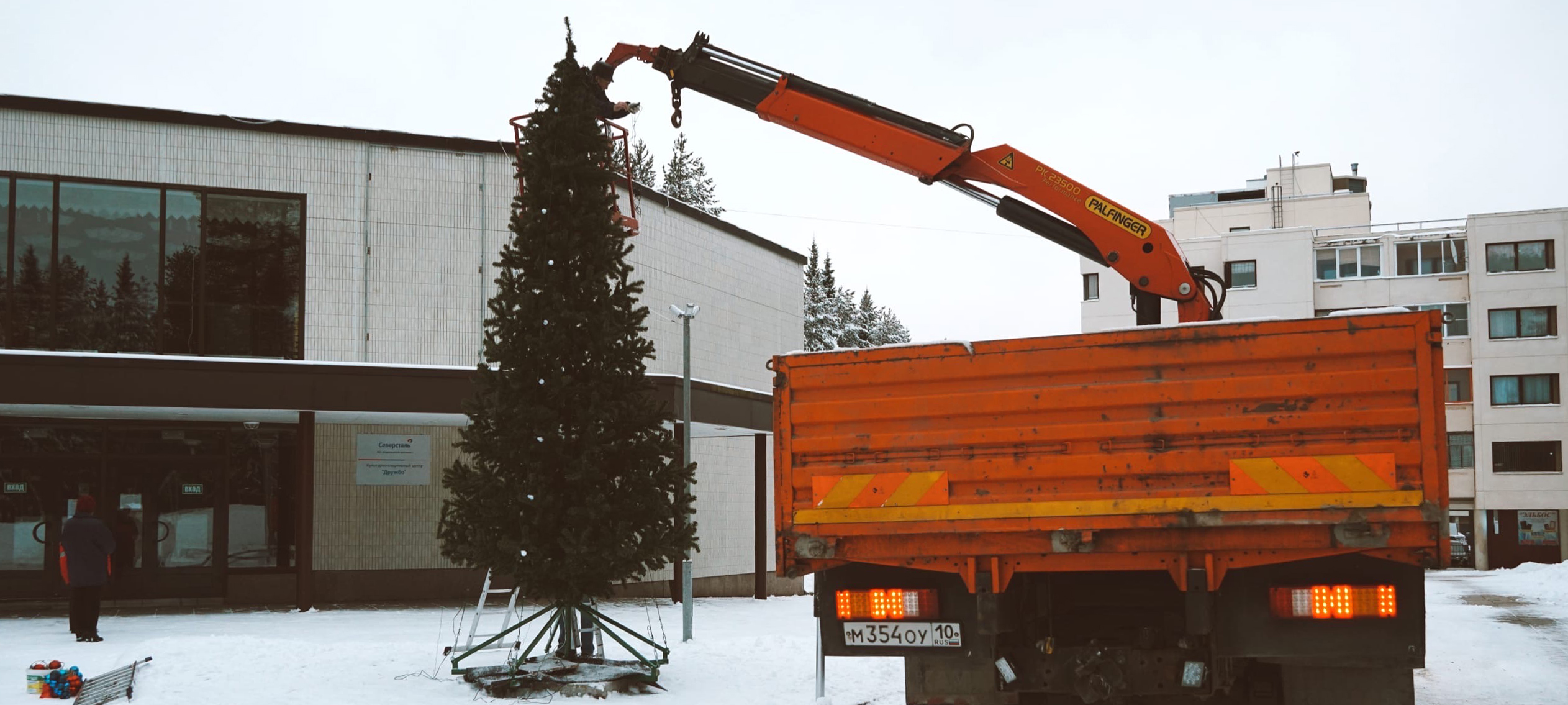 Новогоднюю елку стали устанавливать в городе горняков в Карелии