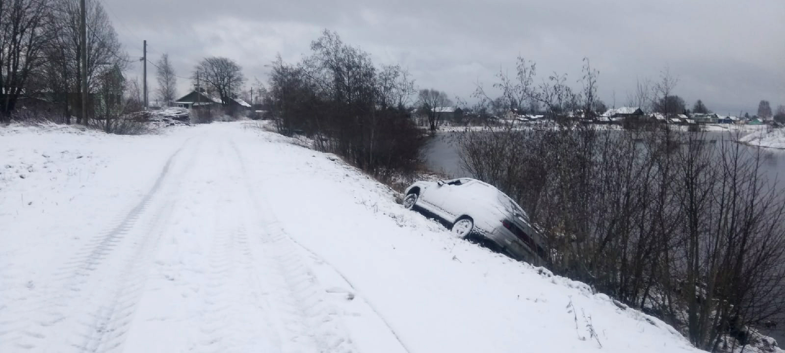 Водитель чуть не утопил "десятку" в реке в деревне Карелии (ФОТО)