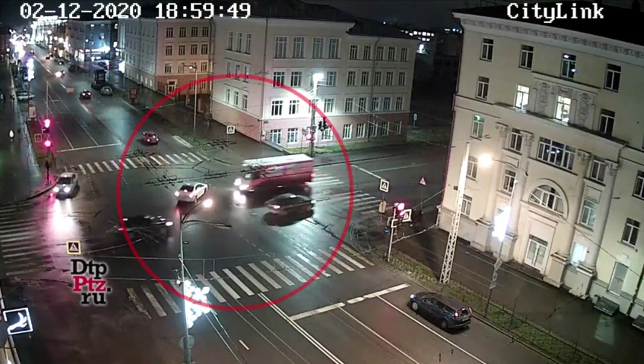 Автобус с пассажирами врезался в автомобиль в центре Петрозаводска (ВИДЕО)