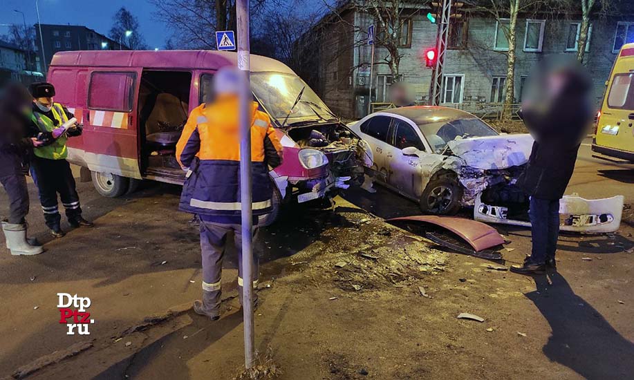 Легковушка и фургон в лобовую столкнулись на перекрестке в Петрозаводске (ВИДЕО)