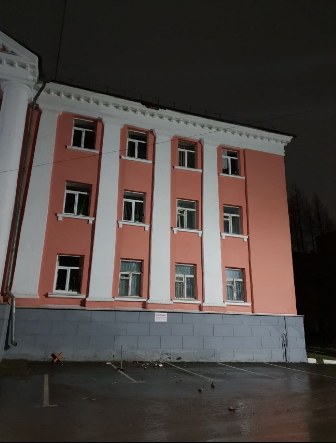 Здание администрации одного из районов Карелии разваливается (ФОТОФАКТ)
