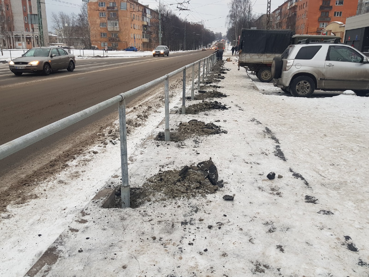 Тротуар в Петрозаводске сначала отремонтировали, а потом разломали для установки ограждений (ФОТО)
