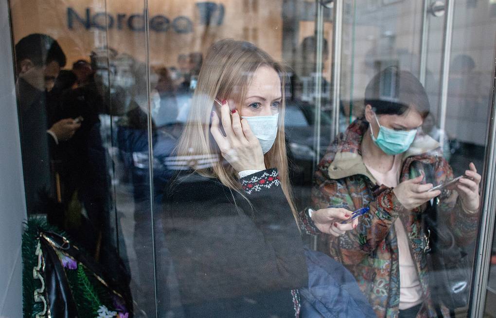 Половина заболевших работников предприятий Карелии продолжает ходить на работу 