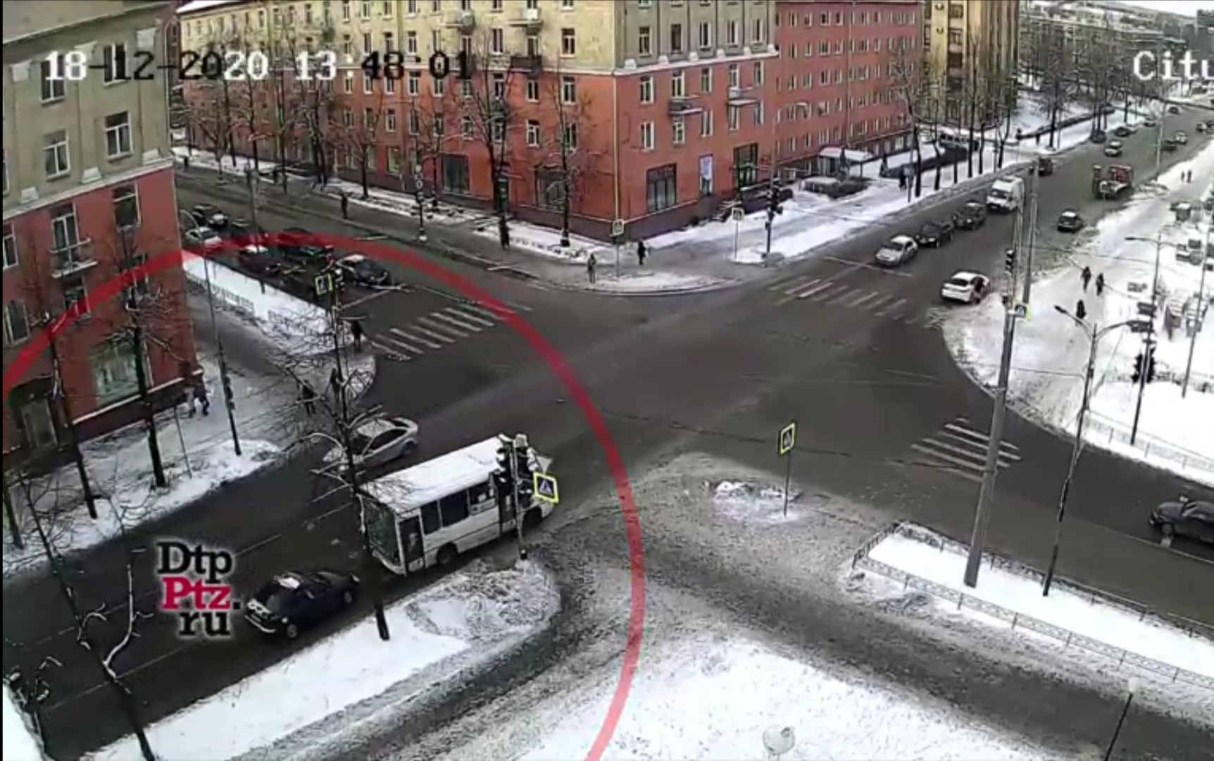 Автомобиль влетел в автобус с пассажирами на перекрестке в Петрозаводске (ВИДЕО)