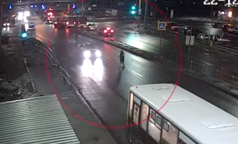Автомобиль в Петрозаводске сбил пешехода, переходившего дорогу на красный свет (ВИДЕО)
