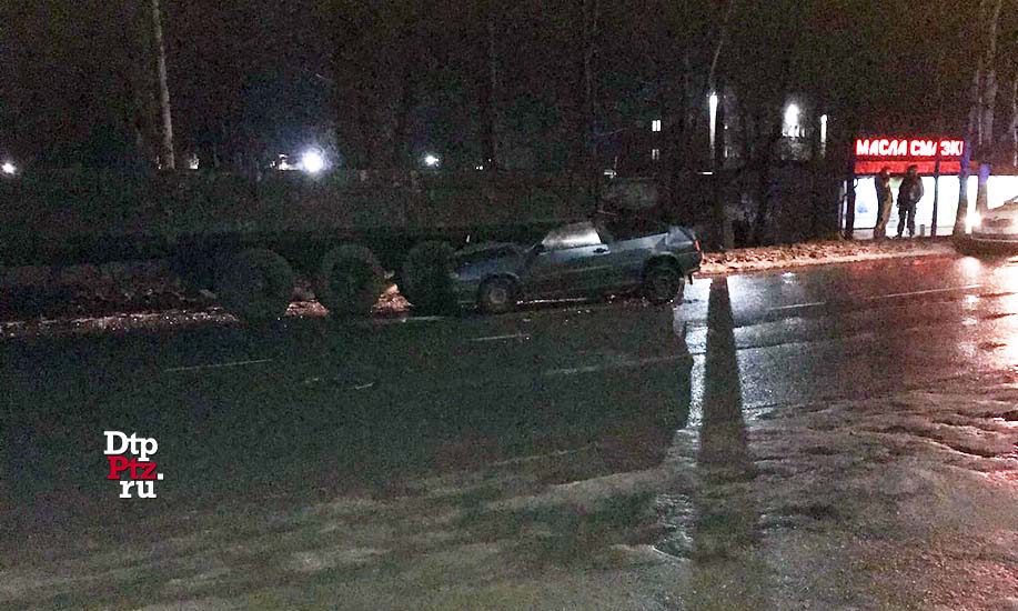 В Петрозаводске автомобилист в темноте врезался в припаркованный тягач